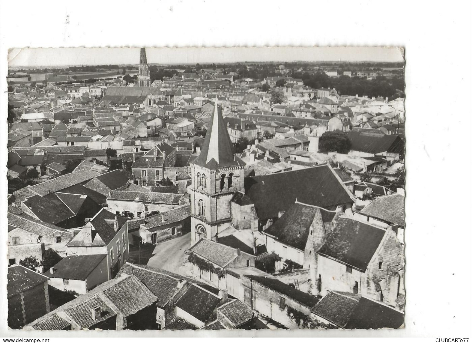 Mirebeau (86) : Vue Aérienne Générale Au Niveau Du Quartier De L'église En 1963 GF. - Mirebeau