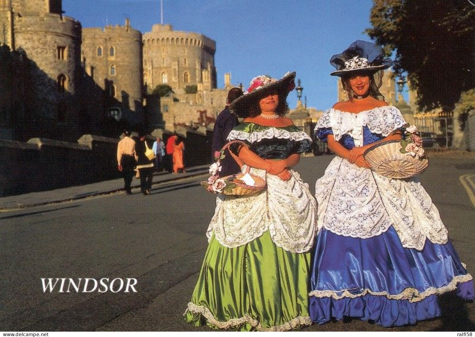 1 AK England * Girls In Period Costume In Front Of Windsor Castle * - Windsor Castle