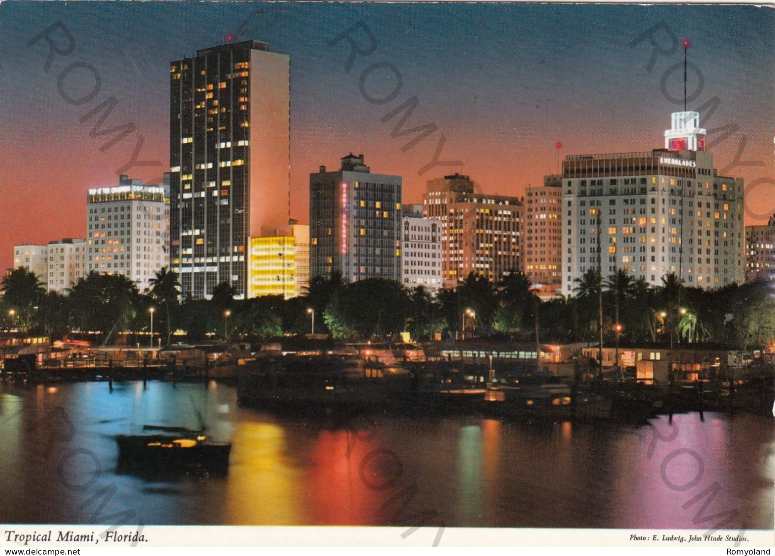 CARTOLINA  B24 TROPICAL MIAMI,FLORIDA,STATI UNITI-FROM THE YACHT BASIN IS SEEN BISCAYNE BOULEVARD-VIAGGIATA 1971 - Miami