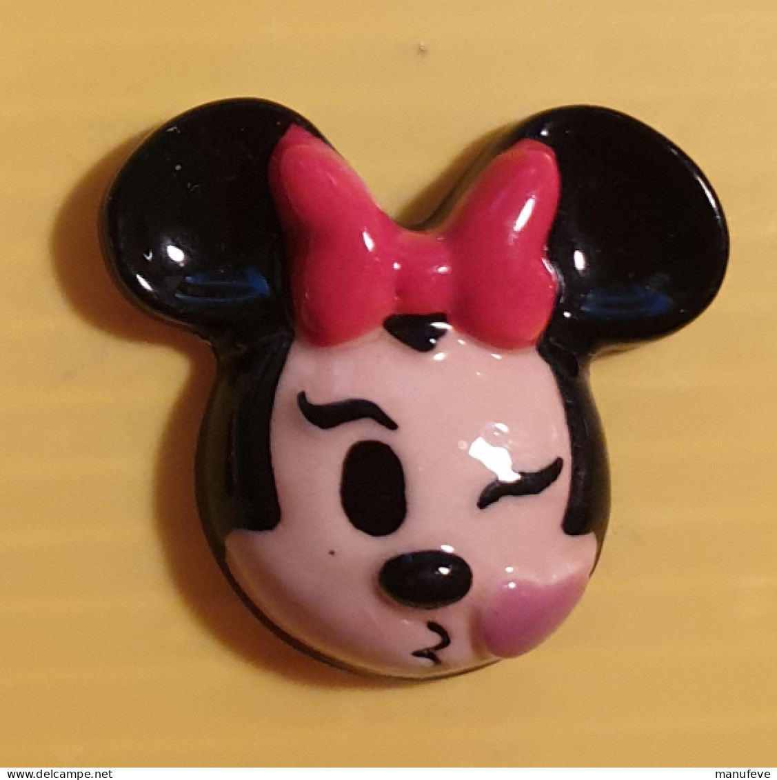 Fève - Disney émoji 2022 - Tête De Minnie -  Clin D' Oeil Et Coeur - Disney