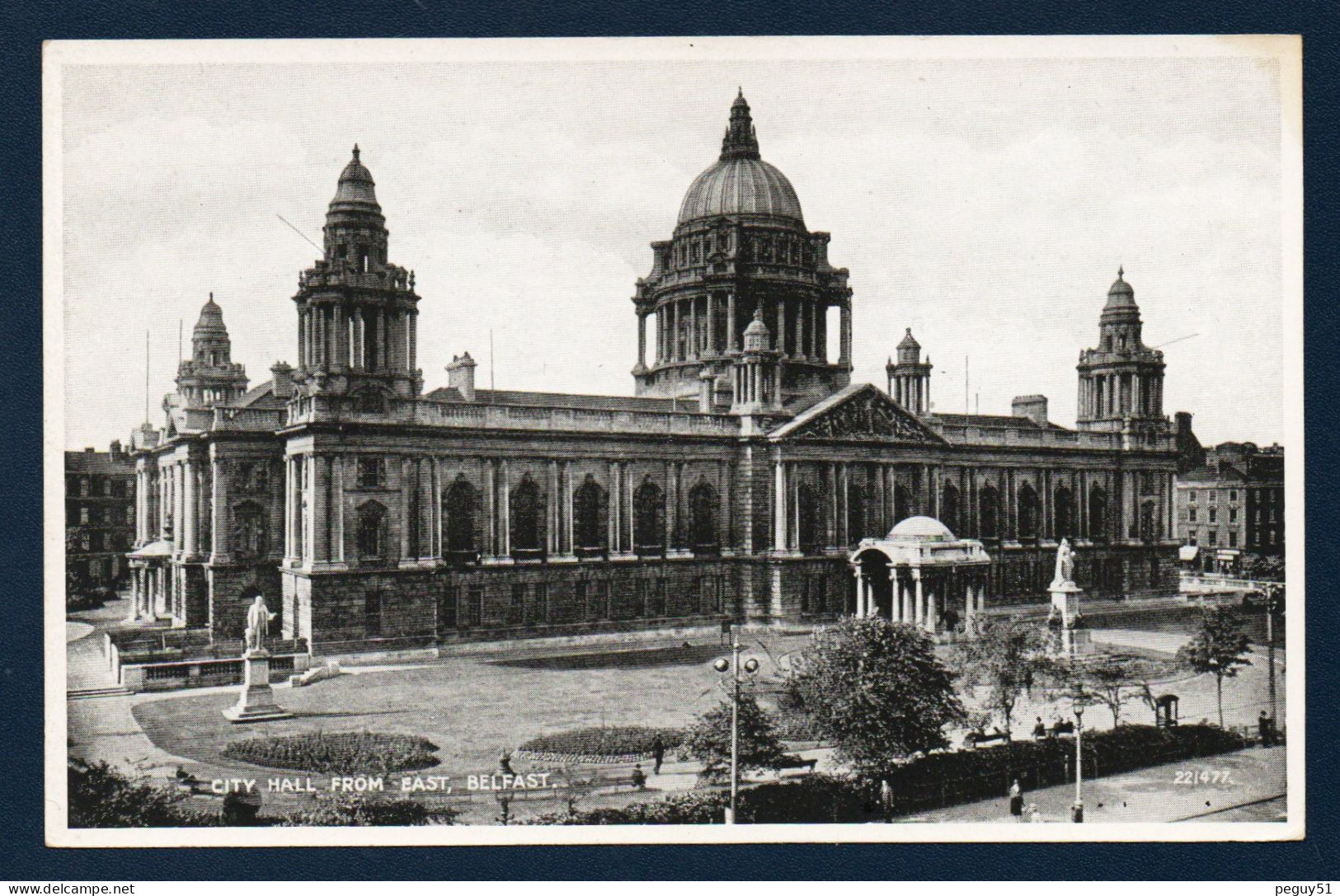 Irlande Du Nord. Belfast. City Hall From East. Place Donegall. Statues De La Reine Victoria Et De James Horner Haslett - Belfast