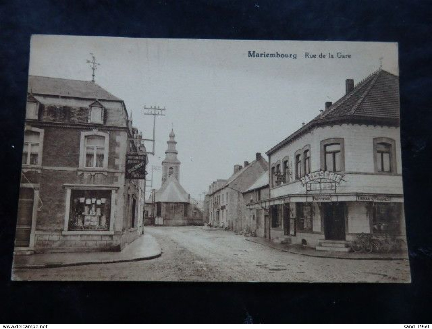 Mariembourg - Rue De La Gare - Commerces: Patisserie - Café - Quincaillerie Guerriat - Circulé: 1928 - 2 Scans - Couvin