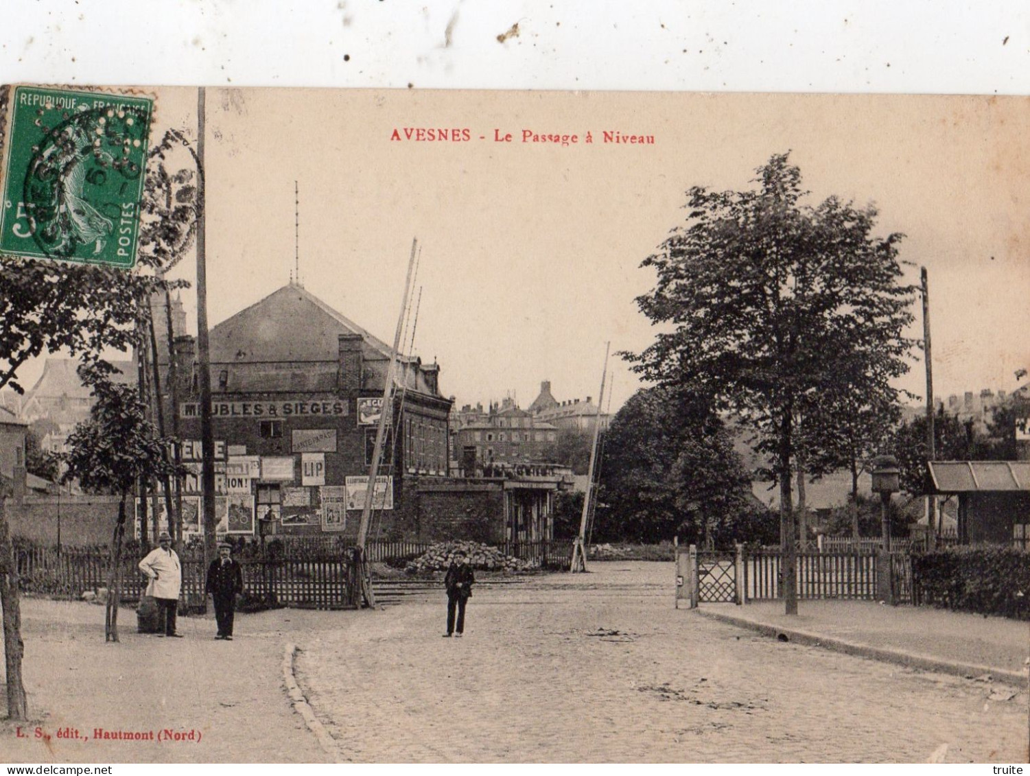 AVESNES LE PASSAGE A NIVEAU - Avesnes Sur Helpe