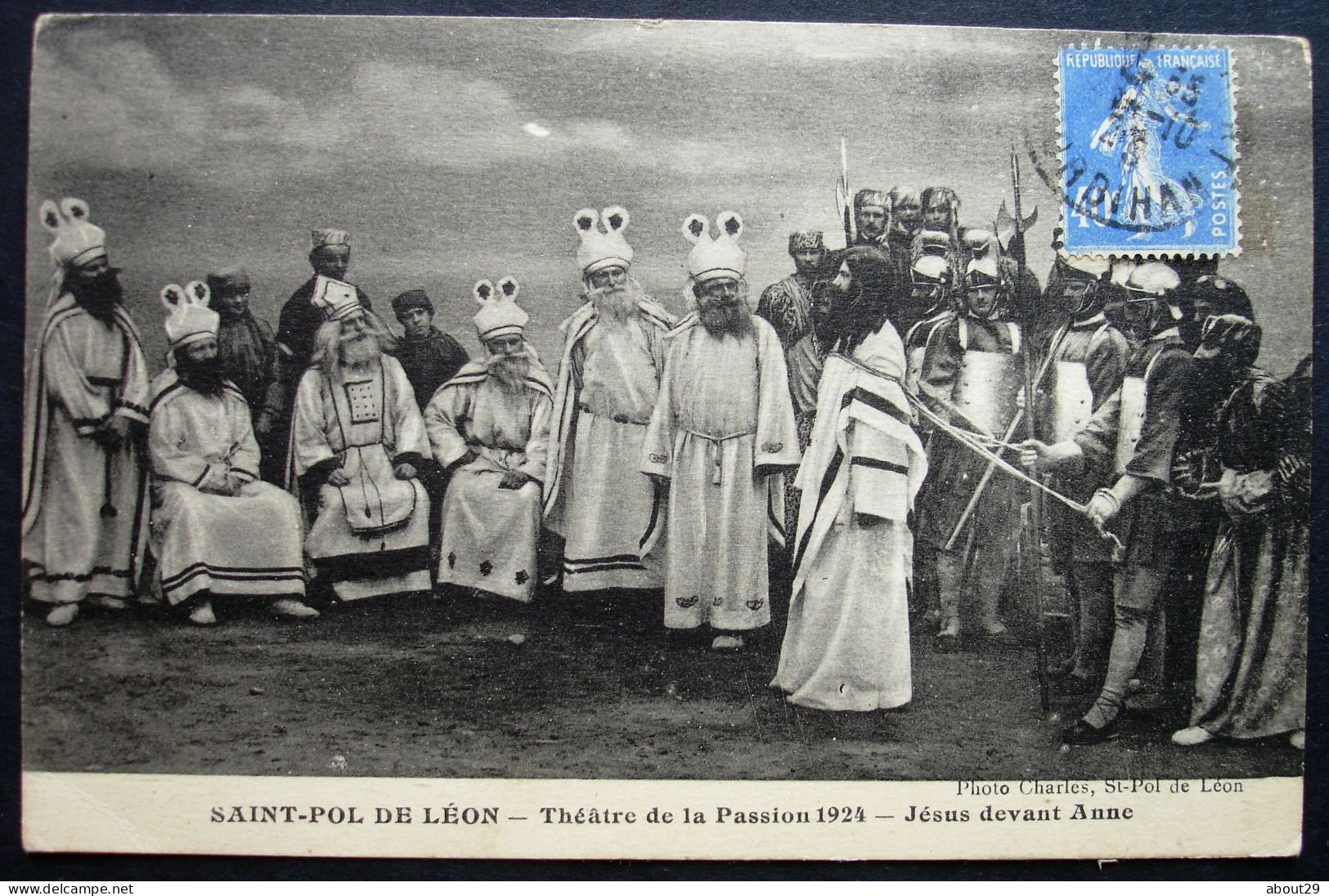 CPA 29 SAINT POL DE LEON - Le Théâtre De La Passion 1924 - Jésus Devant Anne - Edition Charles - Réf. E 24 - Saint-Pol-de-Léon