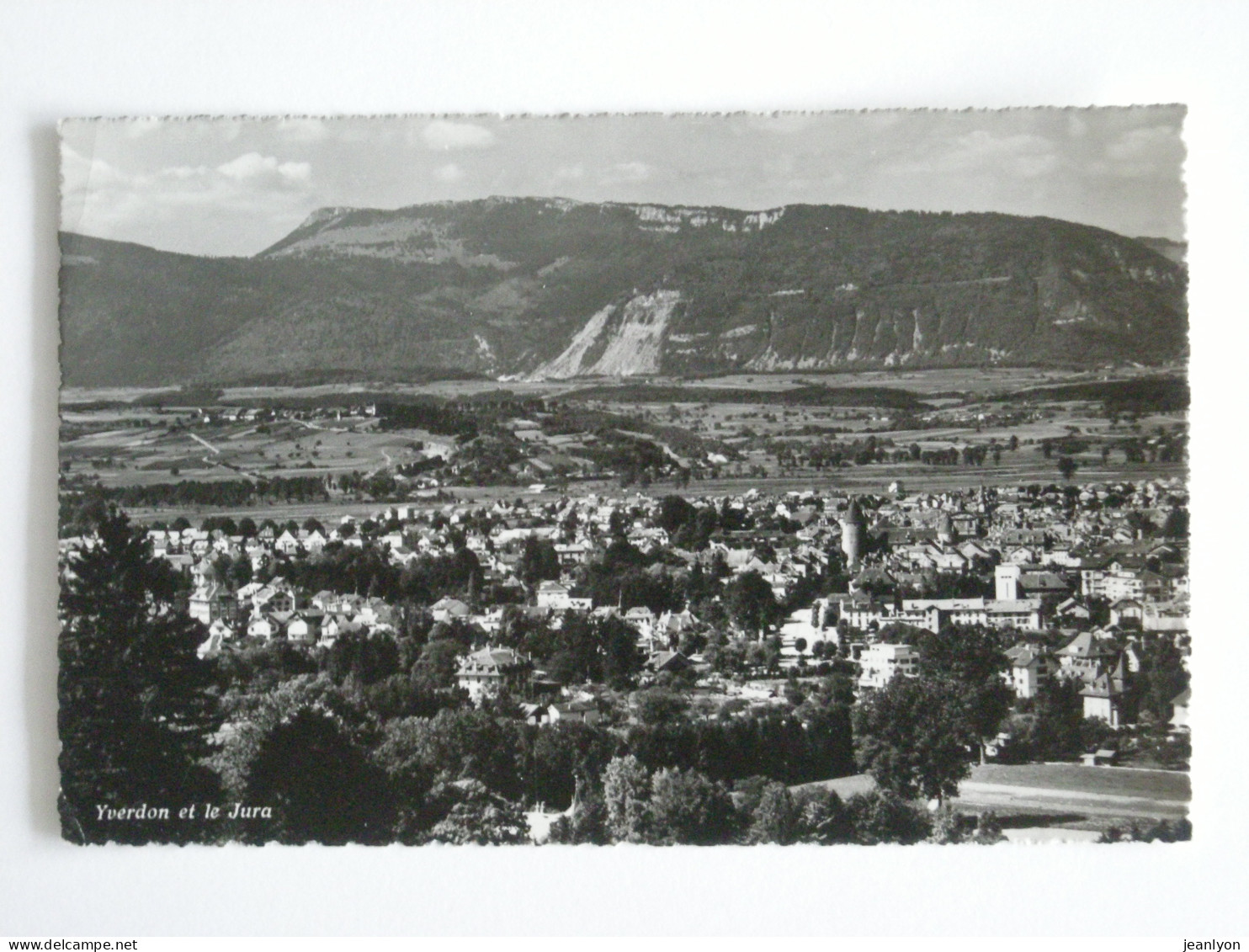 YVERDON Et Le JURA - Vue Du Village, Et Des Montagnes En Arrière Plan - Franche-Comté