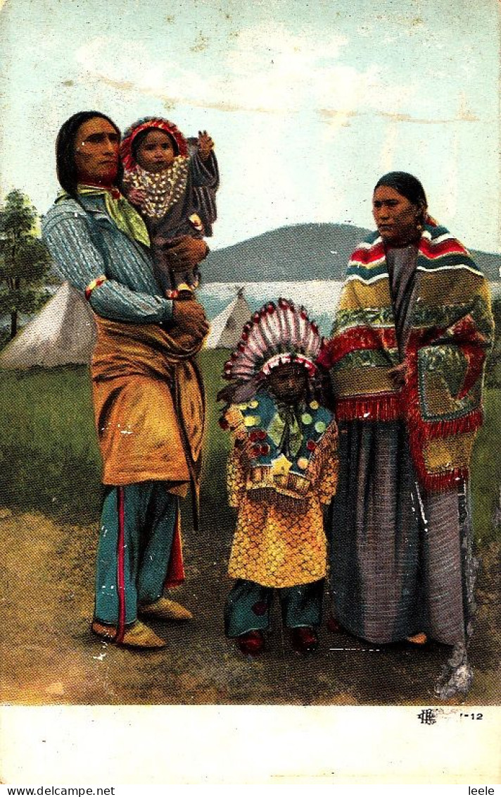 CB54. Vintage Postcard. Native American Family. - Amerika
