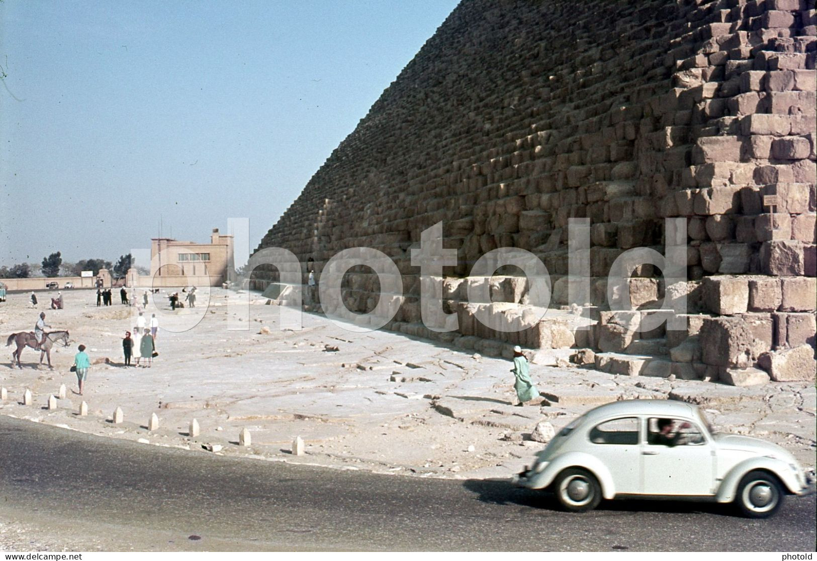 EGYPT PYRAMID VW VOLKSWAGEN BEETLE KAFER ORIGINAL AMATEUR 35mm SLIDE PHOTO 1970s NB3931 - Diapositives