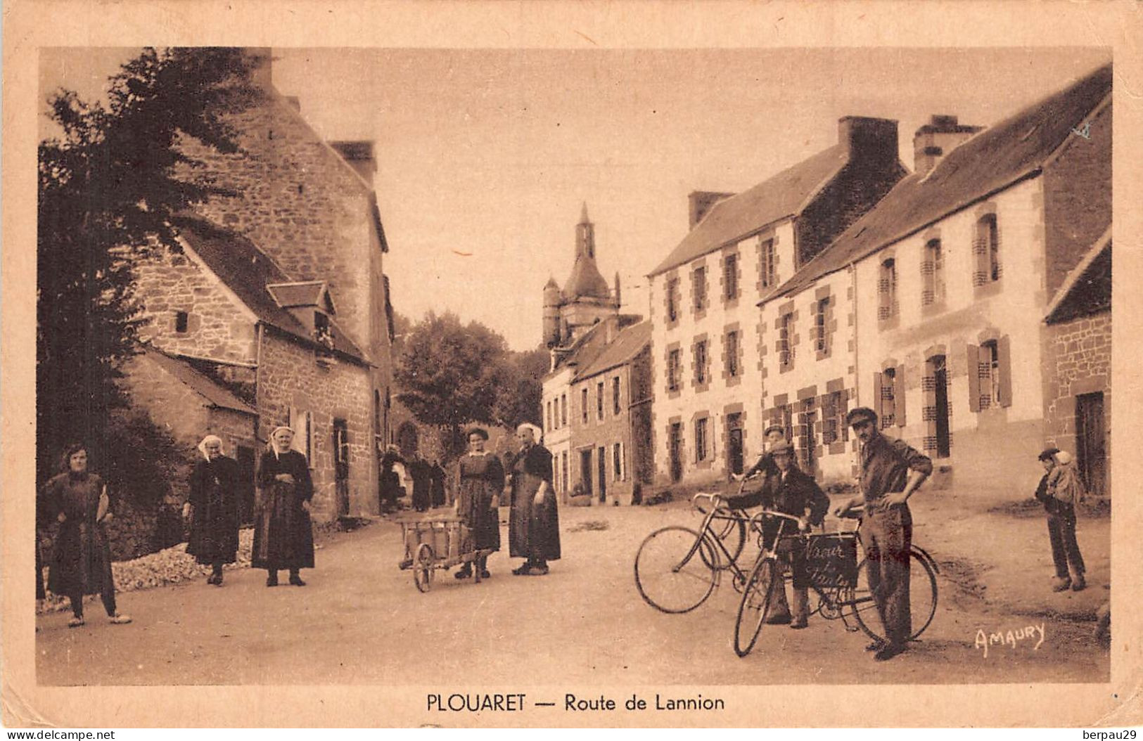 PLOUARET  - Route De Lannion , Tres Animée - Plouaret