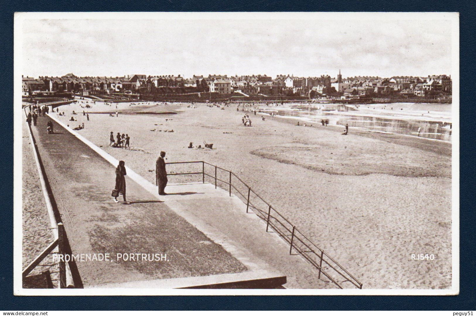 Irlande Du Nord. Comté D'Antrim. Portrush. Promenade, East Strand.  Plage Et Panorama De La Ville Sur La Péninsule. - Antrim