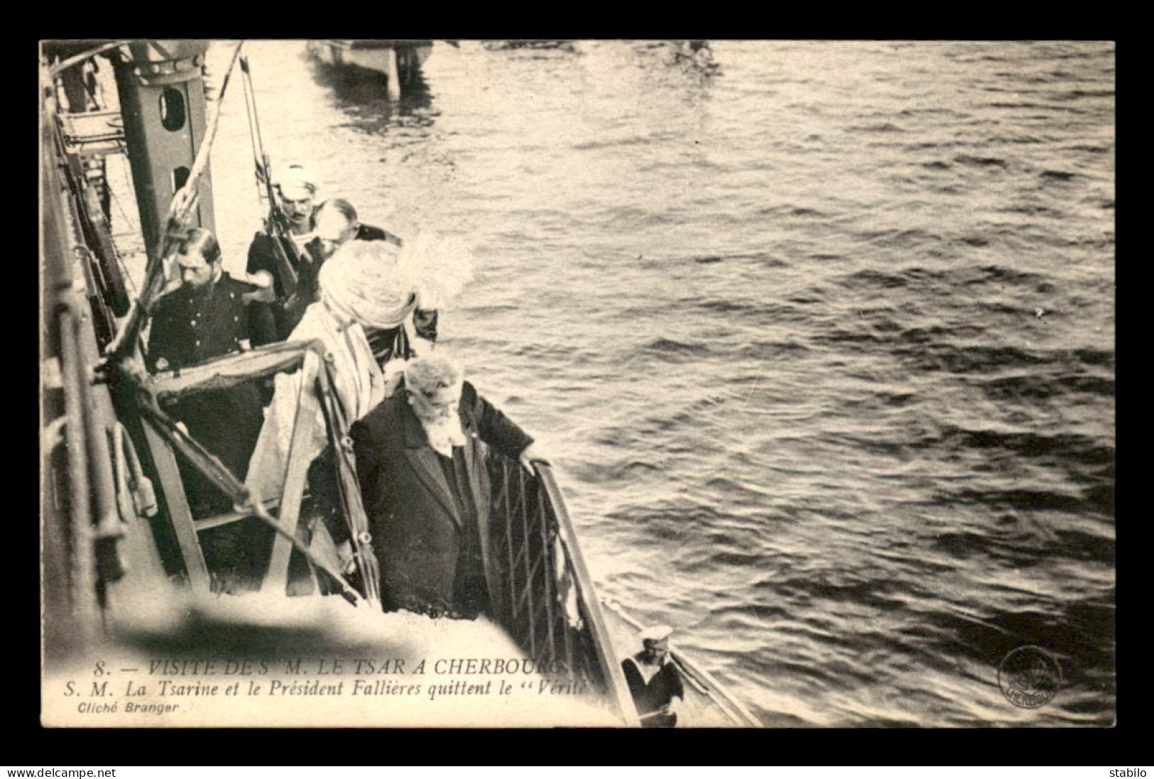 FAMILLE IMPERIALE RUSSE - VISITE A CHERBOURG (MANCHE) - LA TZARINE ET LE PRESIDENT FALLIERES QUITTENT LE VERITE - Königshäuser