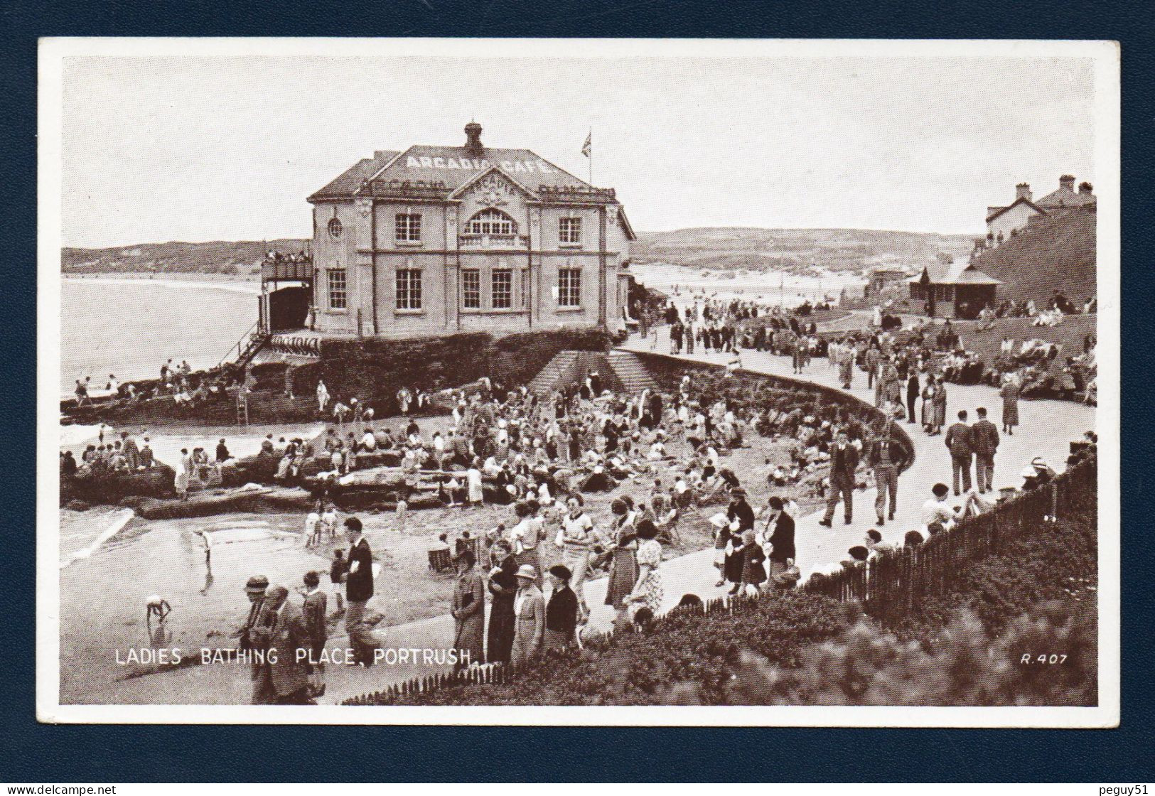 Irlande Du Nord. Comté D'Antrim. Portrush. Ladies Bathing Place. Café Arcadia.   East Strand. Promenade Et Plage. - Antrim