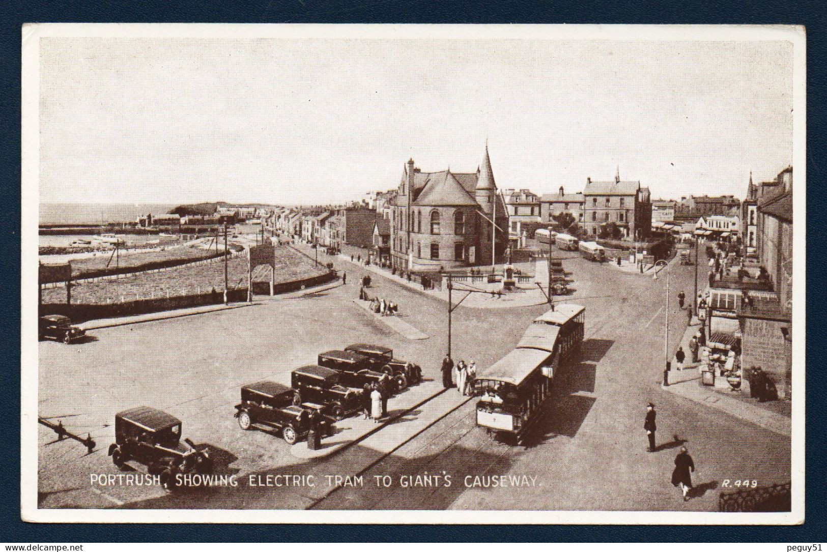 Irlande Du Nord. Comté D'Antrim. Portrush. Showing Electric Tram To Giant's Causeway. Touristes. Voitures Et Autobus. - Antrim