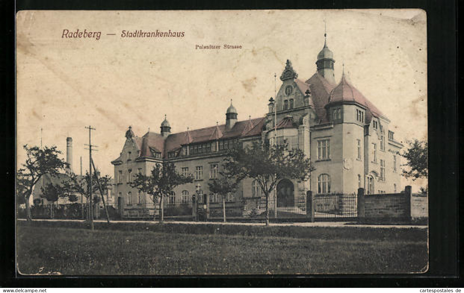 AK Radeberg, Stadtkrankenhaus - Gebäudeansicht Mit Pulsnitzer Strasse  - Radeberg