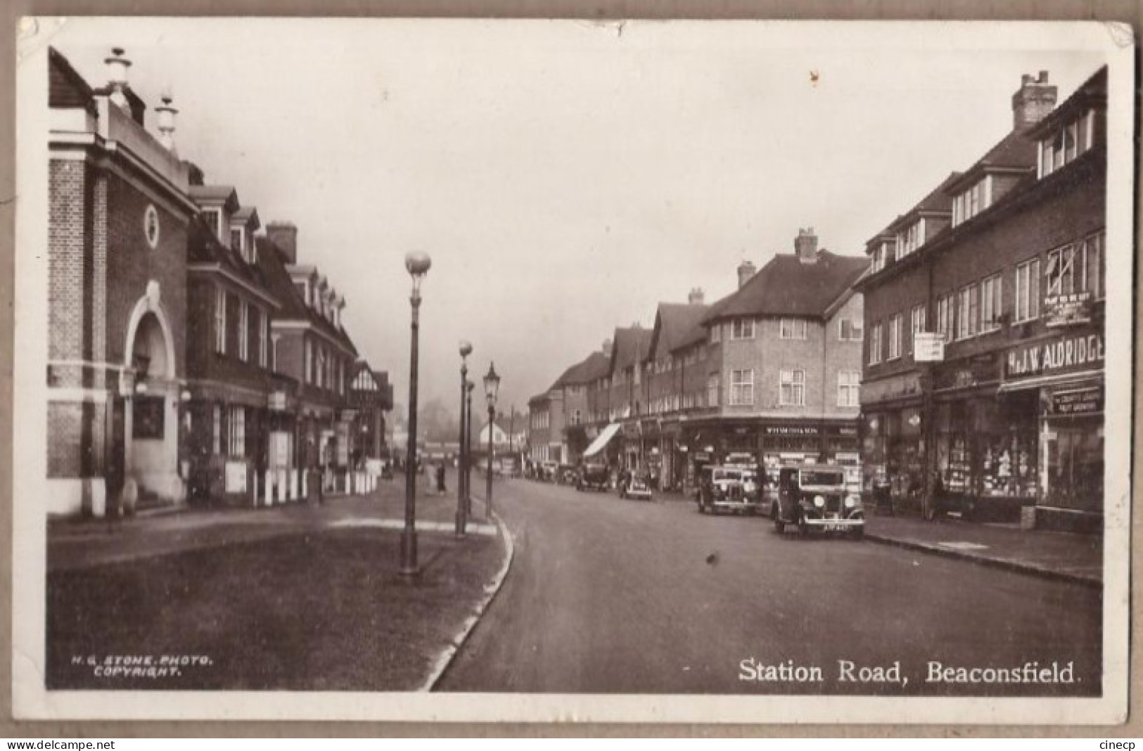 CPSM ANGLETERRE - BEACONSFIELD - Station Road - TB PLAN Rue ANIMATION CENTRE VILLE MAGASINS AUTOMOBILES - Buckinghamshire