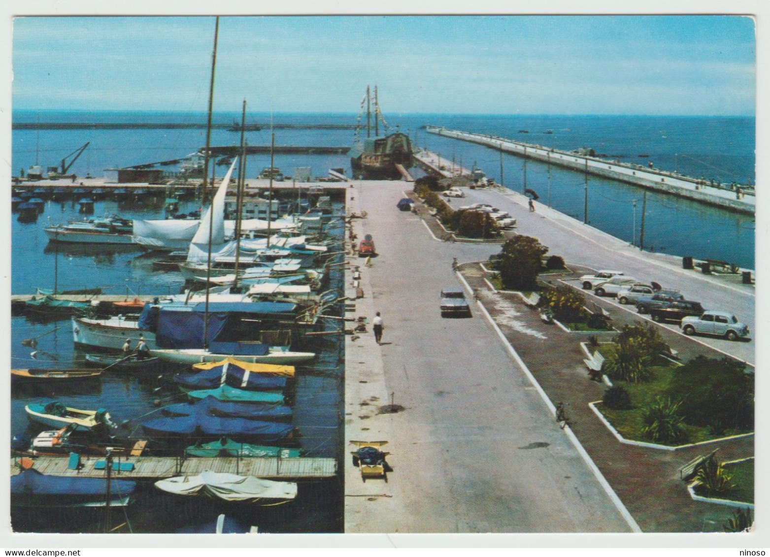 ITALIA ITALY CARTOLINA VIAGGIATA NEL 1965  VIAREGGIO - LA DARSENA E IL MOLO - Viareggio