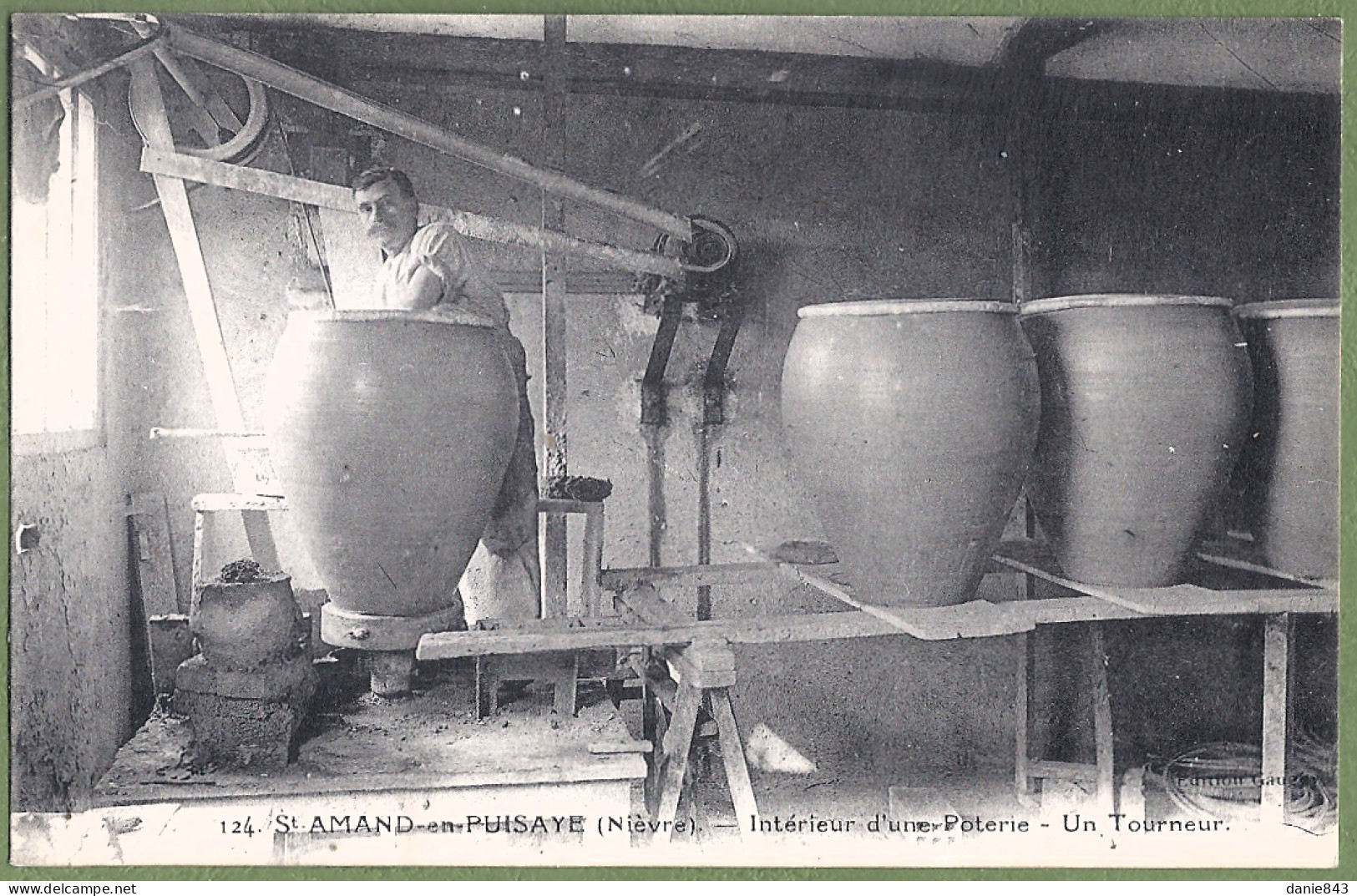 CPA  Métier  - NIEVRE - SAINT AMAND EN PUYSAYE - INTÉRIEUR D'UNE POTERIE - OUVRIER TOURNEUR - Belle Animation - Saint-Amand-en-Puisaye