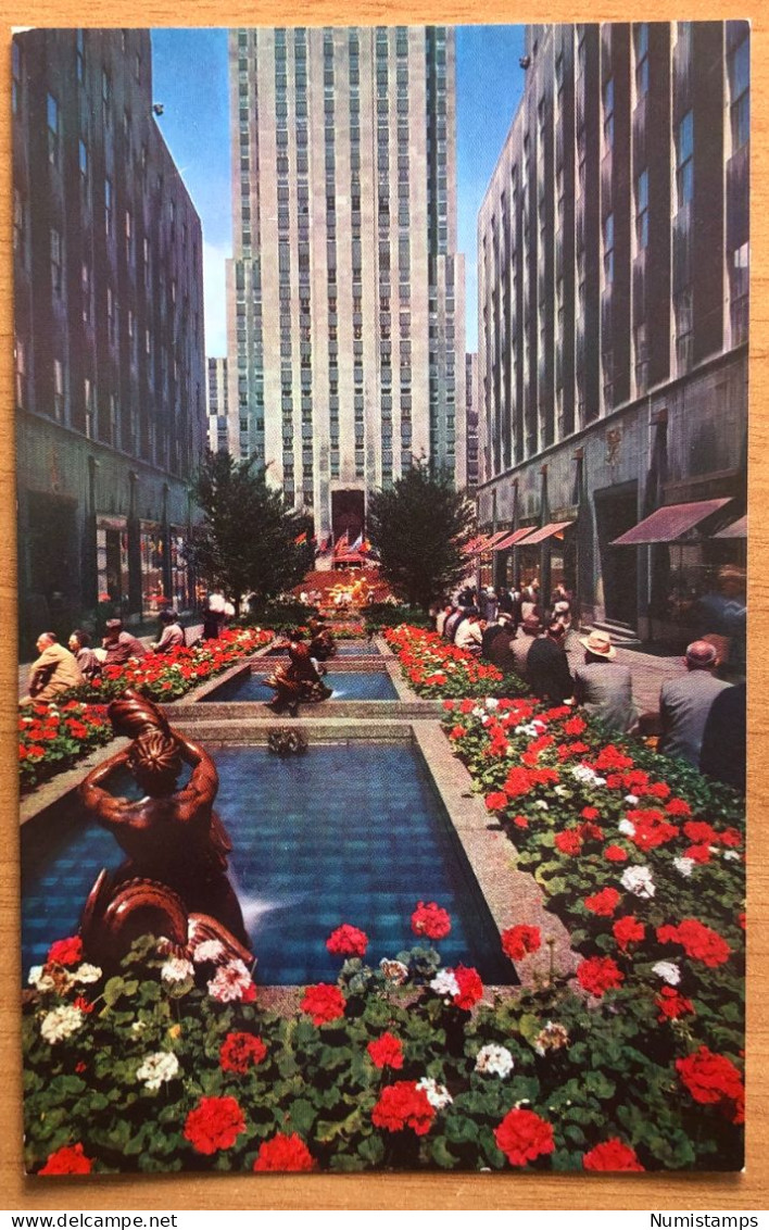 Fountains And Gardens In The Promenade Rockefeller Plaza New York City (c179) - Plaatsen & Squares