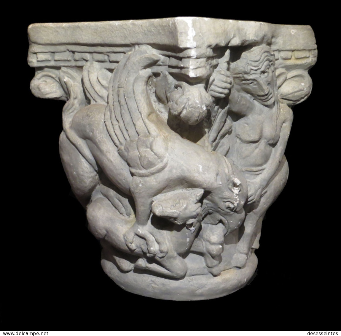 Important Chapiteau De Style Roman En Plâtre Figurant Un Centaure Terrassant Un Dragon. - Arte Religioso