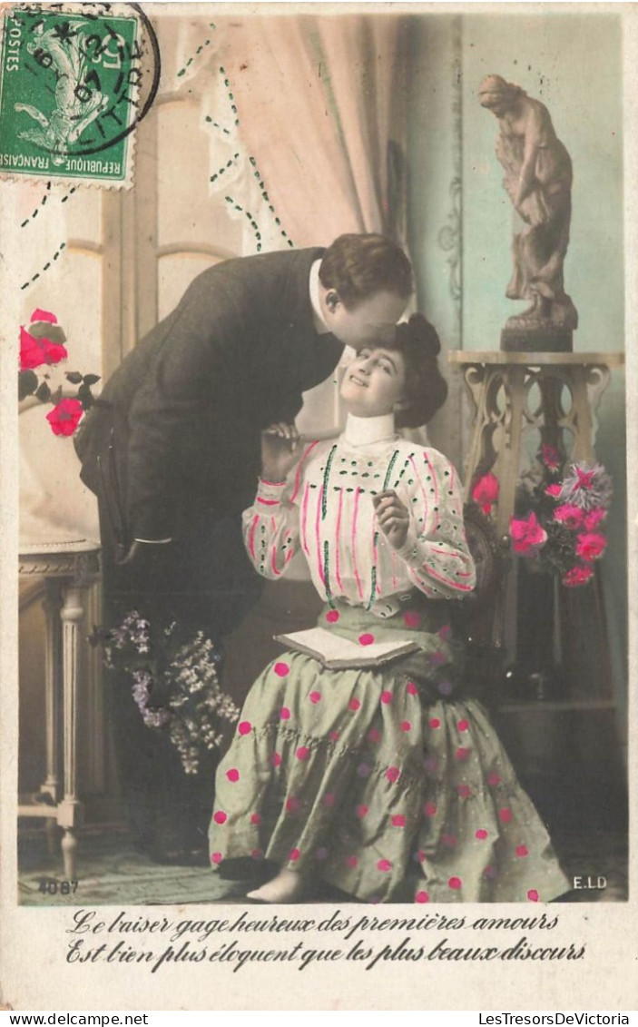 COUPLES - Le Baiser Gage Heureux Des Premières Amours - Carte Postale Ancienne - Couples