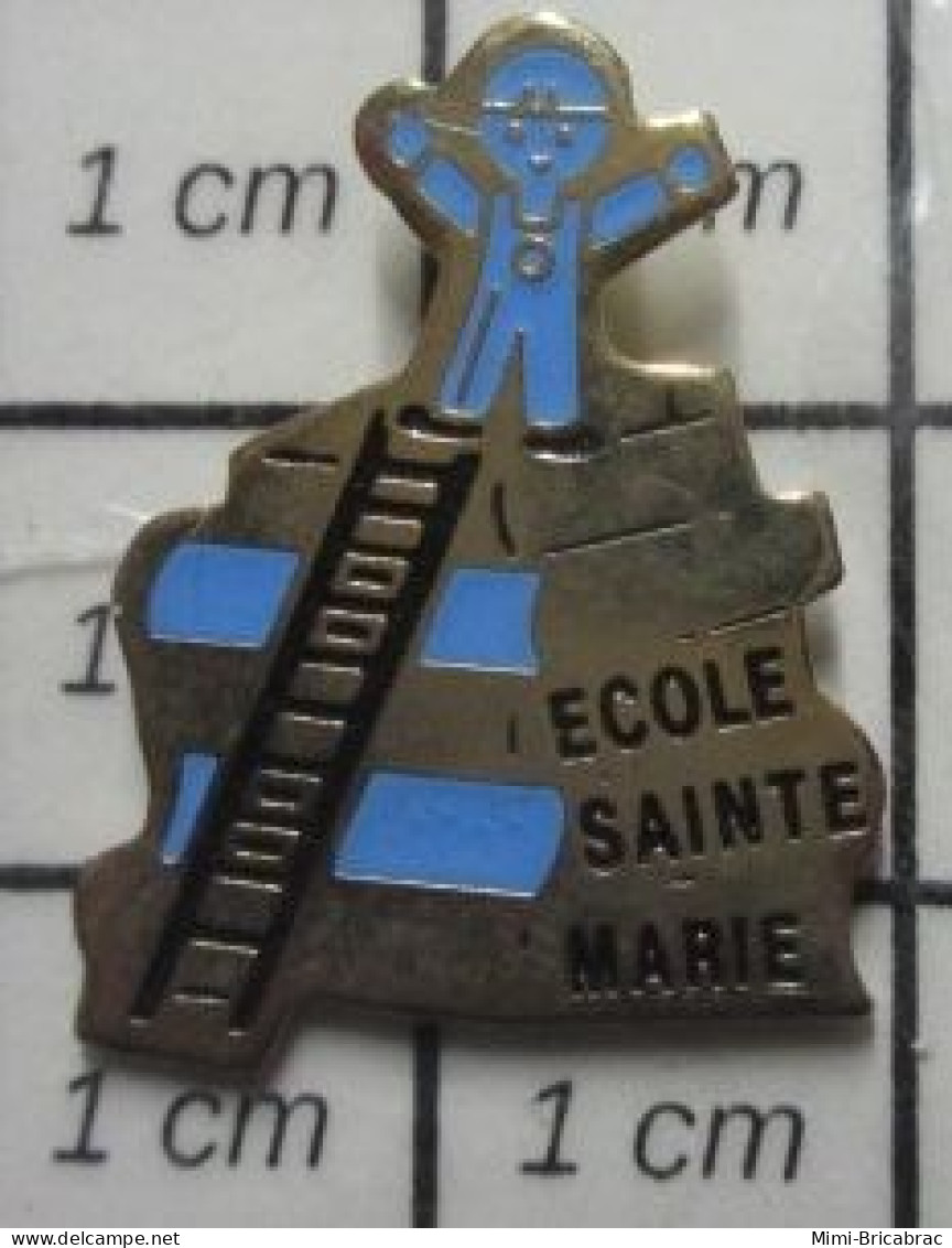 718A Pin's Pins / Beau Et Rare / ADMINISTRATIONS / ECOLE ST MARIE OUVRIER ECHELLE PILE DE LIVRES - Administrations