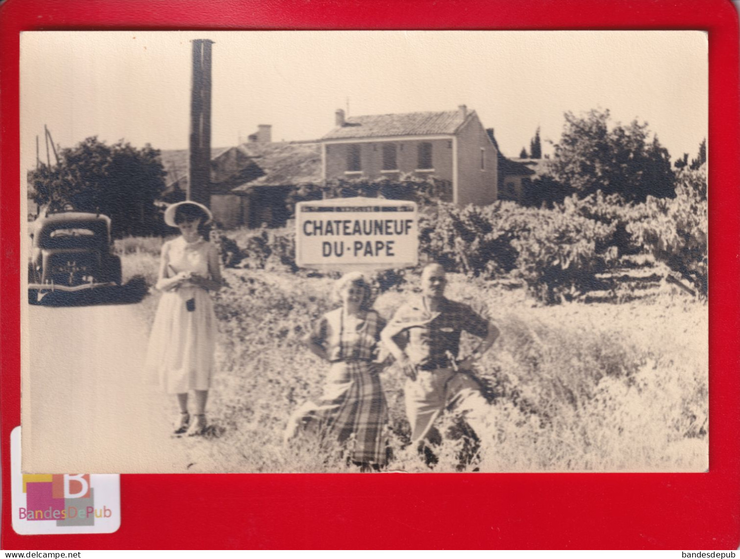 CHATEAUNEUF DU PAPE Photo Format CPA Personnes Devant Panneau Entrée Ville Voiture CITROEN ? Circa 1950 - Chateauneuf Du Pape