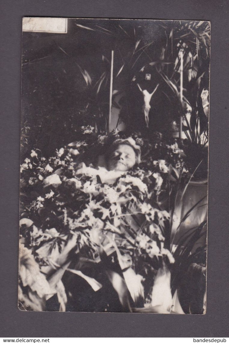 Carte Photo Post Mortem Femme Decedee Dead Woman Mort Deces Fleurs  Arch. Famille De Lapoutroie 58547 - Lapoutroie