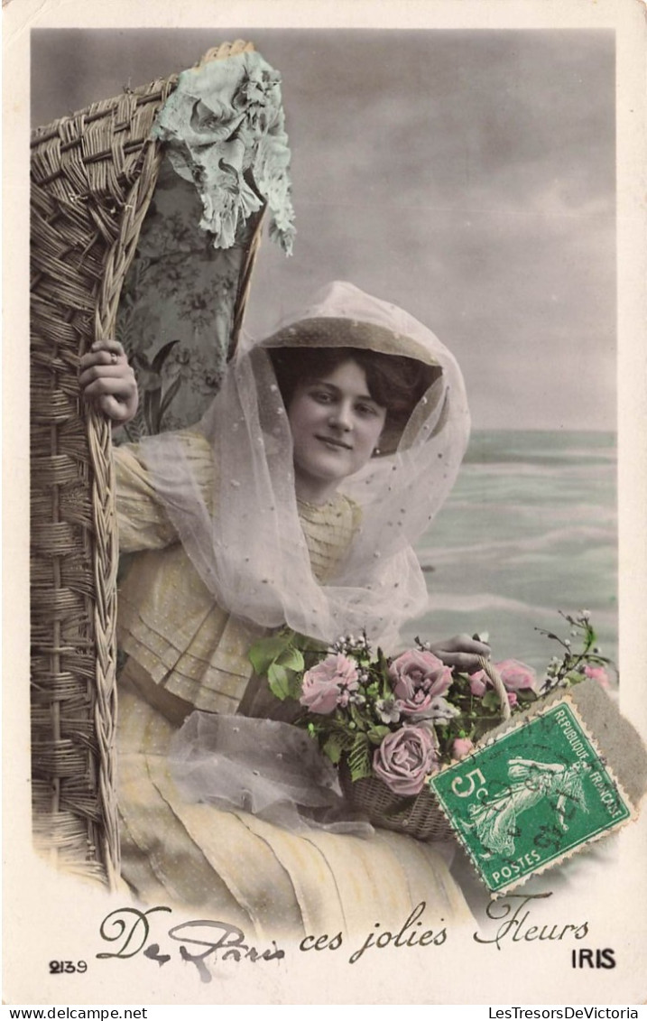 FANTAISIES - Femme - Ces Jolies Fleurs - Carte Postale Ancienne - Vrouwen