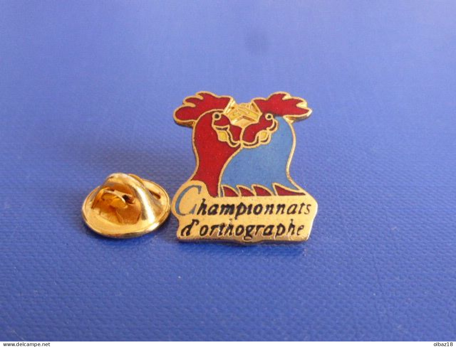 Pin's Championnat D'orthographe - Coq - Animaux Oiseaux (RA29) - Médias