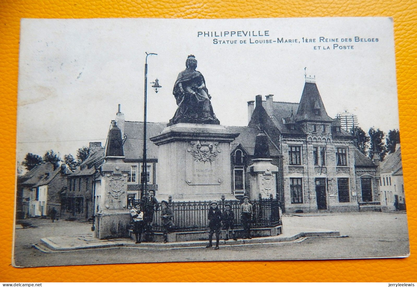 PHILIPPEVILLE  -  Statue De Louise-Marie, 1ère Reine Des Belges Et La Poste - Philippeville