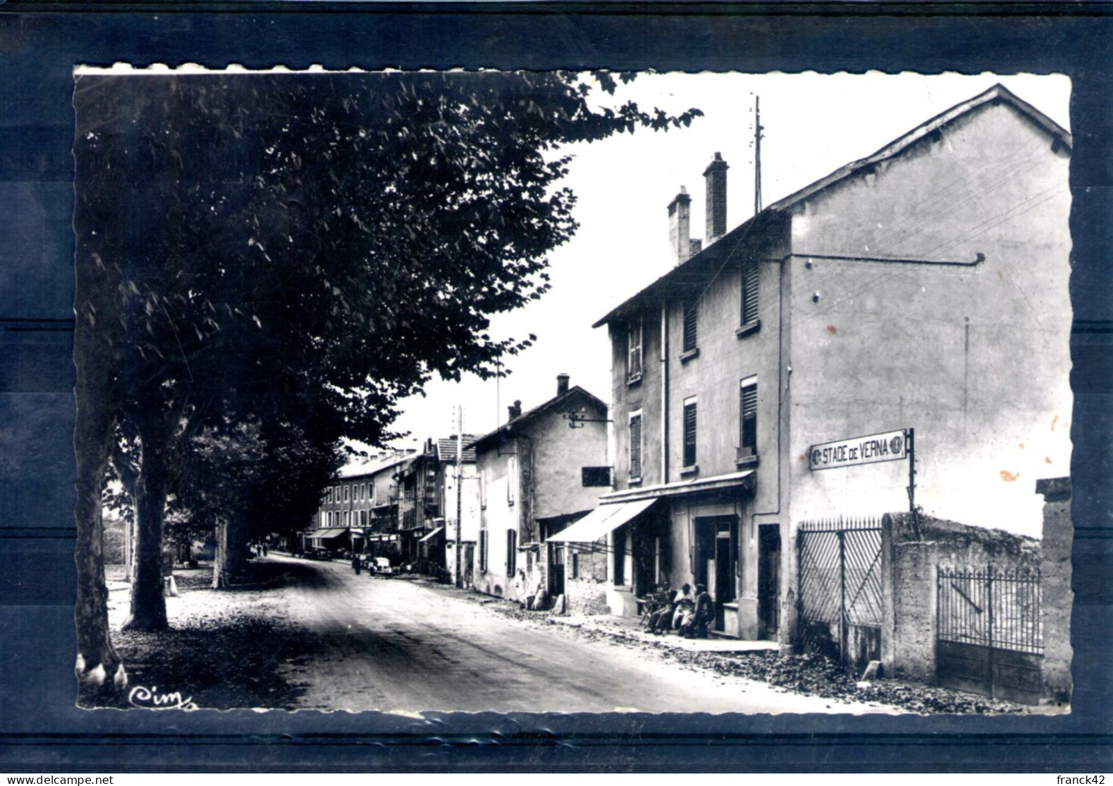 38. Pont De Chéruy. Rue Centrale. Cpsm Petit Format - Pont-de-Chéruy