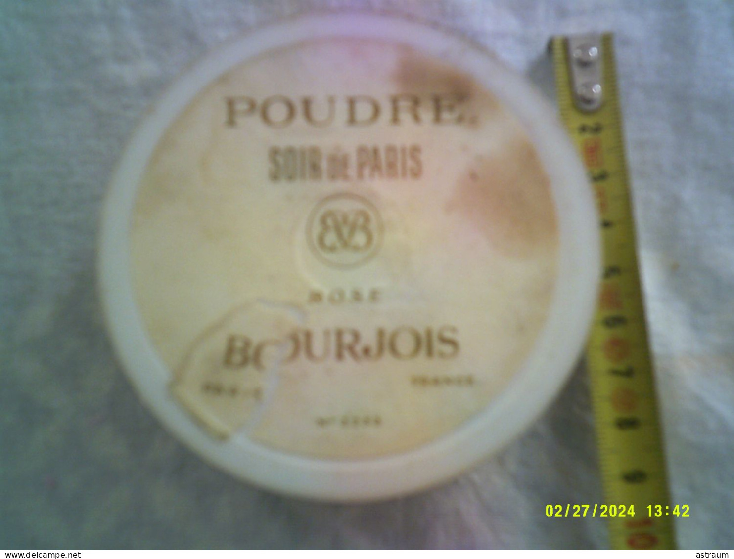 Boite Neuve Maquillage Avec Dorure ( Poudre )- Bourjois - Soir De Paris - Rose N°3253 - Diametre 8,5cm , Hauteur 3cm - Kosmetika