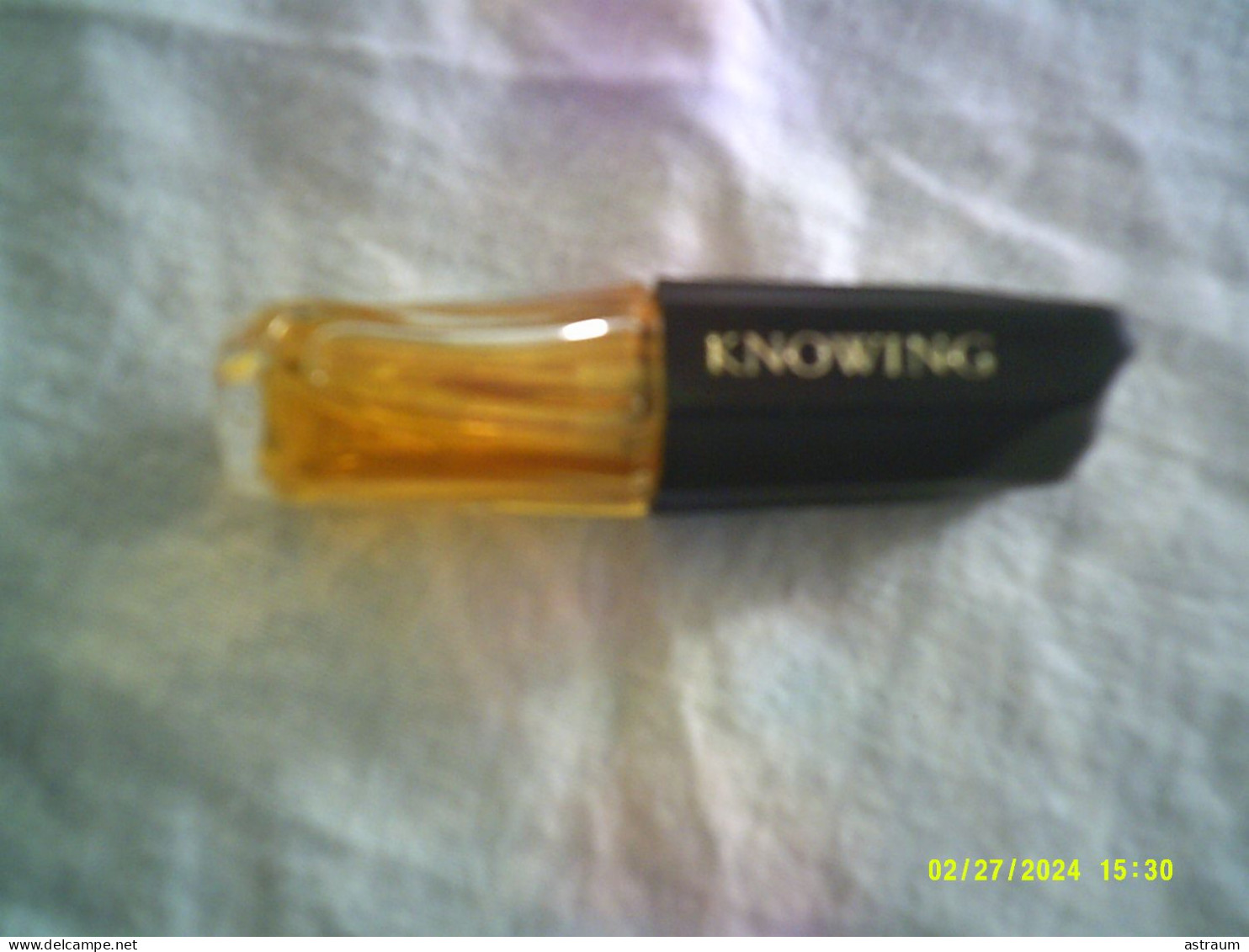 Joli  Miniature Ancienne Vaporisateur Plein - Knowing - EDP - 5ml - Miniatures Femmes (sans Boite)