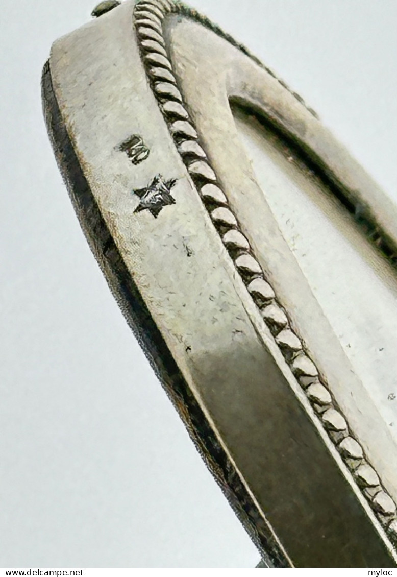 Ancien Petit Cadre Ovale En Argent Poinçon 800. Vers 1900. Contenant Une Photo D'époque. 6,5 X 9 Cm - Silberzeug