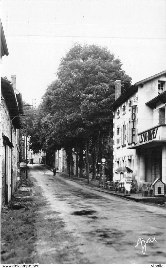 24-3127 : MONTFAUCON. HOTEL DES PLATANES - Montfaucon En Velay