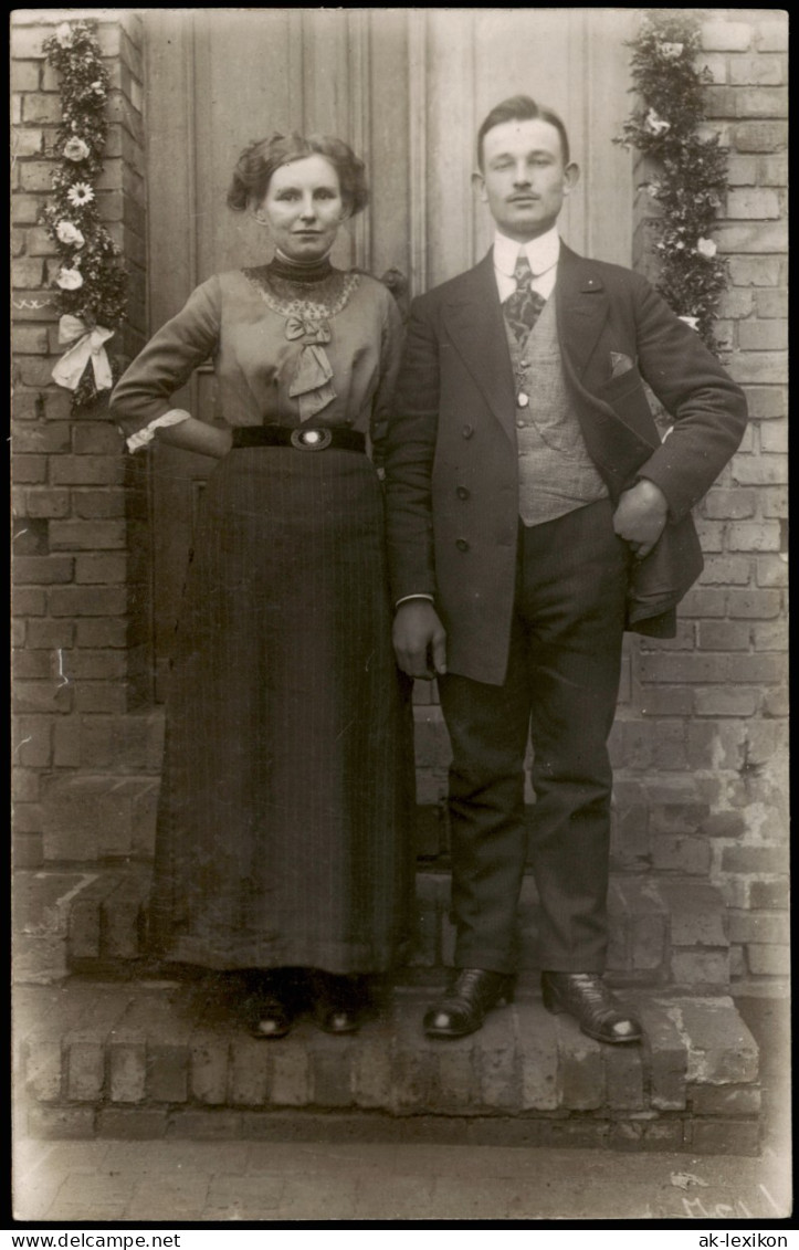 Hochzeitsfeier Mann Und Frau Vor Geschmückter Tür 1922 Privatfoto - Noces