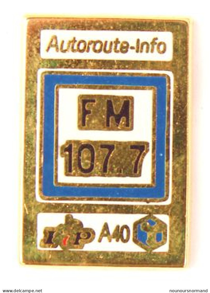 Superbe Pin's FM 107.7 - AUTOROUTE INFO -  Zamac - Made In France - N154   - Médias