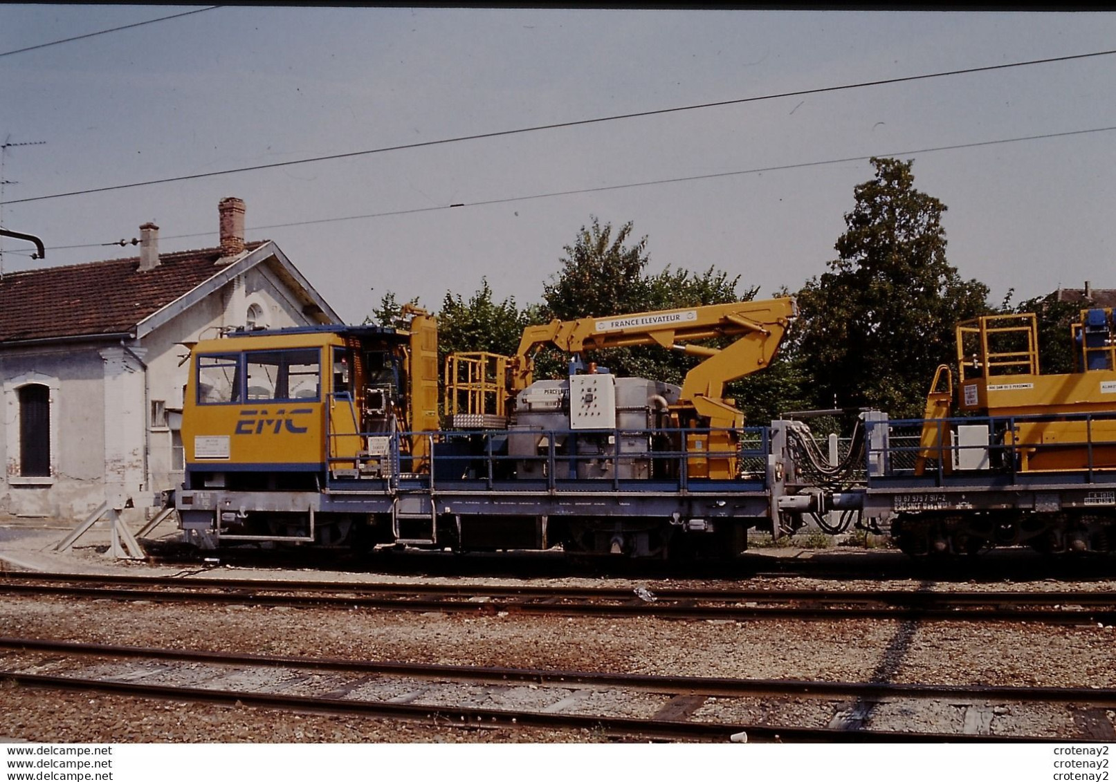 Photo Diapo Diapositive Slide TRAIN Wagon Engin De Maintenance Caténaires EMC SNCF à MONTEREAU Le 14/08/1995 VOIR ZOOM - Diapositives