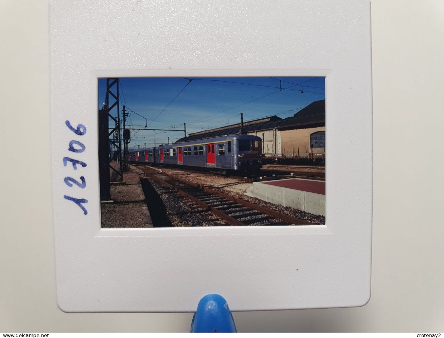 Photo Diapo Diapositive Slide TRAIN Wagon Rame Banlieue INOX SNCF 1ère & 2ème Classe à MONTEREAU Le 06/10/1995 VOIR ZOOM - Diapositives