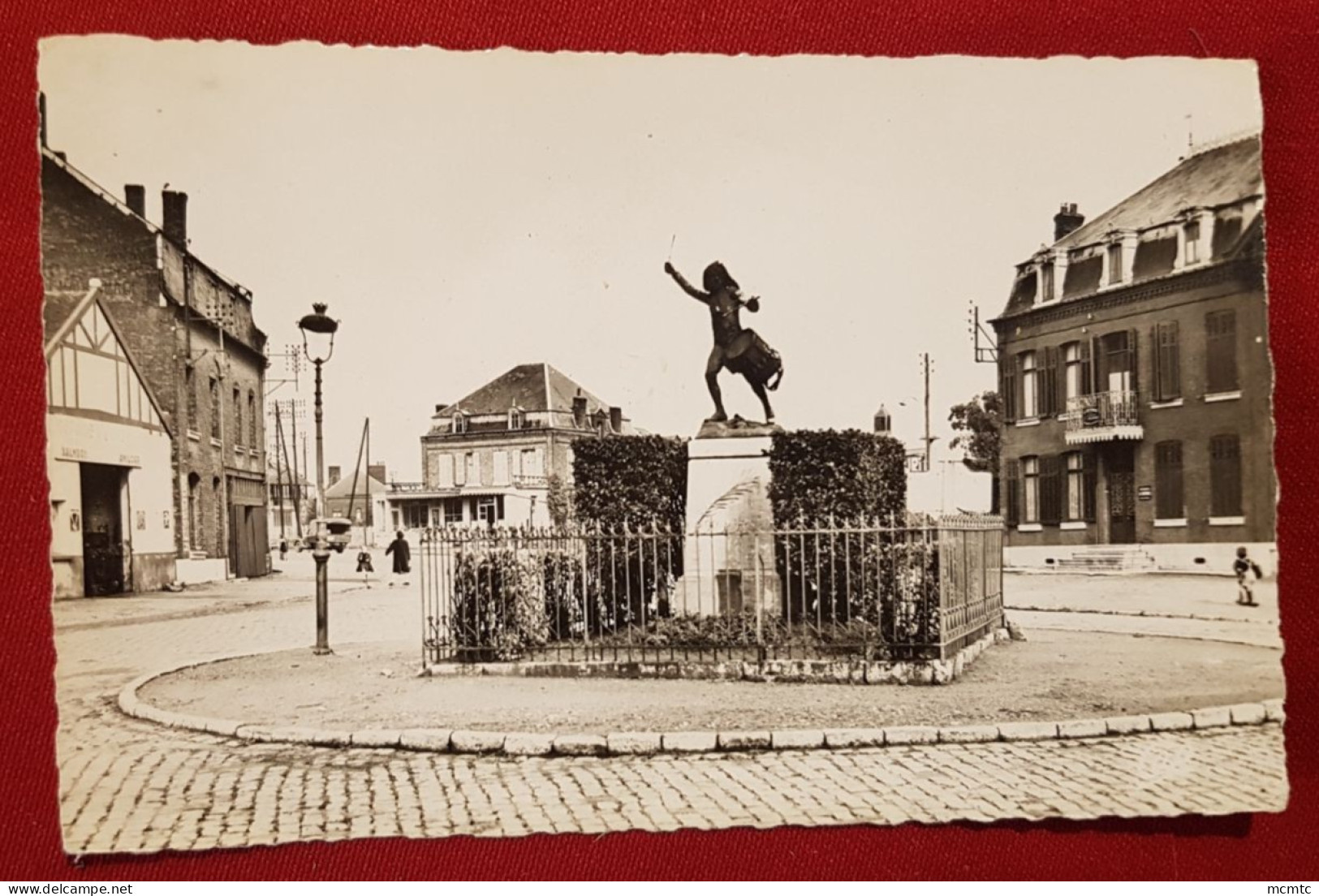 CPSM Petit Format -  Avesnes Sur Helpe - La Place Et Le Monument Du Tambour Strauh - Avesnes Sur Helpe