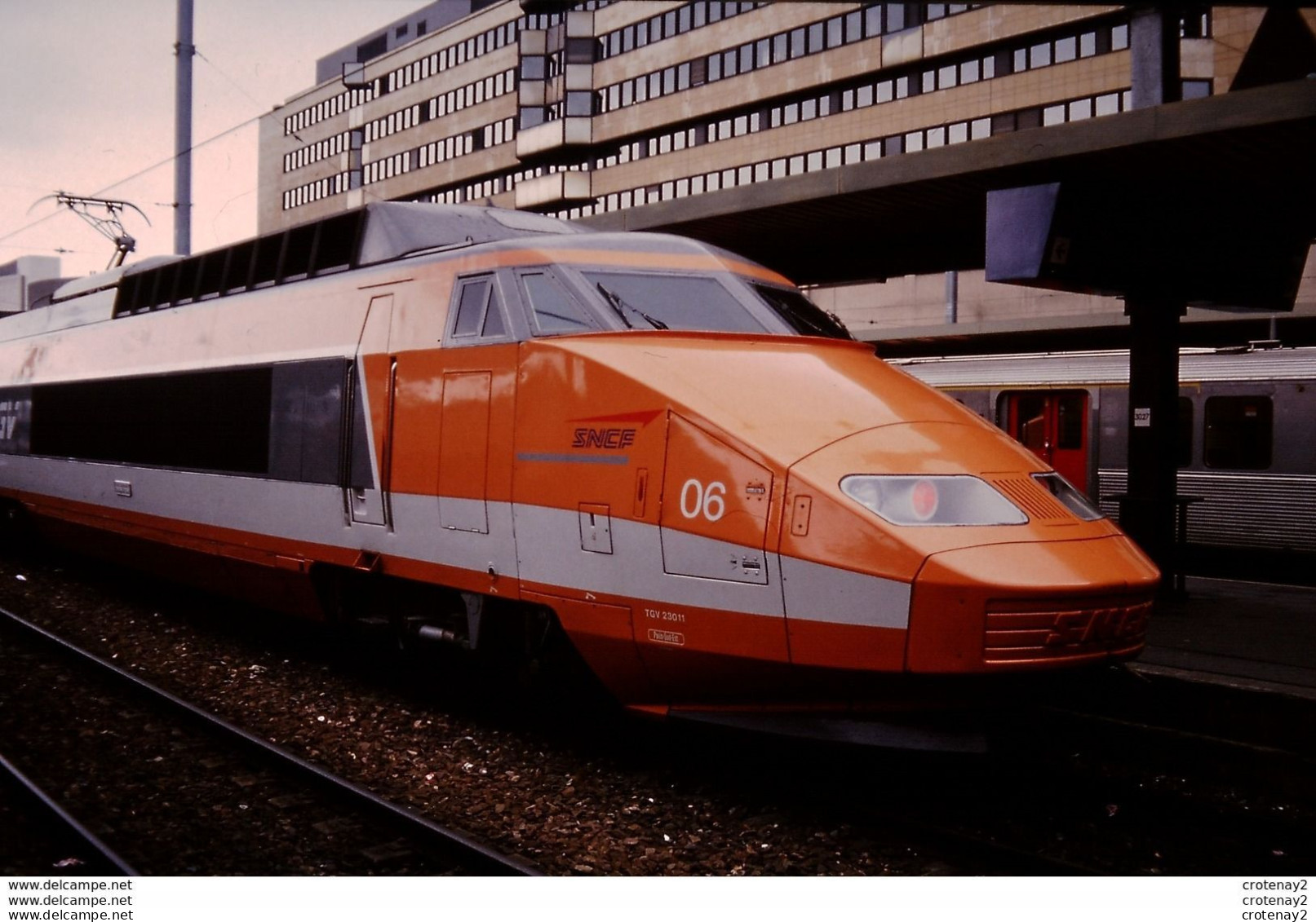 Photo Diapo Diapositive Slide TRAIN Wagon Rame TGV SUD EST N°06 à PARIS GARE DE LYON Le 06/03/1996 VOIR ZOOM - Diapositives