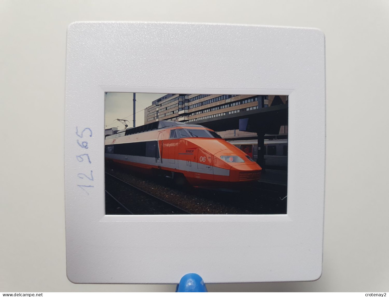 Photo Diapo Diapositive Slide TRAIN Wagon Rame TGV SUD EST N°06 à PARIS GARE DE LYON Le 06/03/1996 VOIR ZOOM - Diapositives