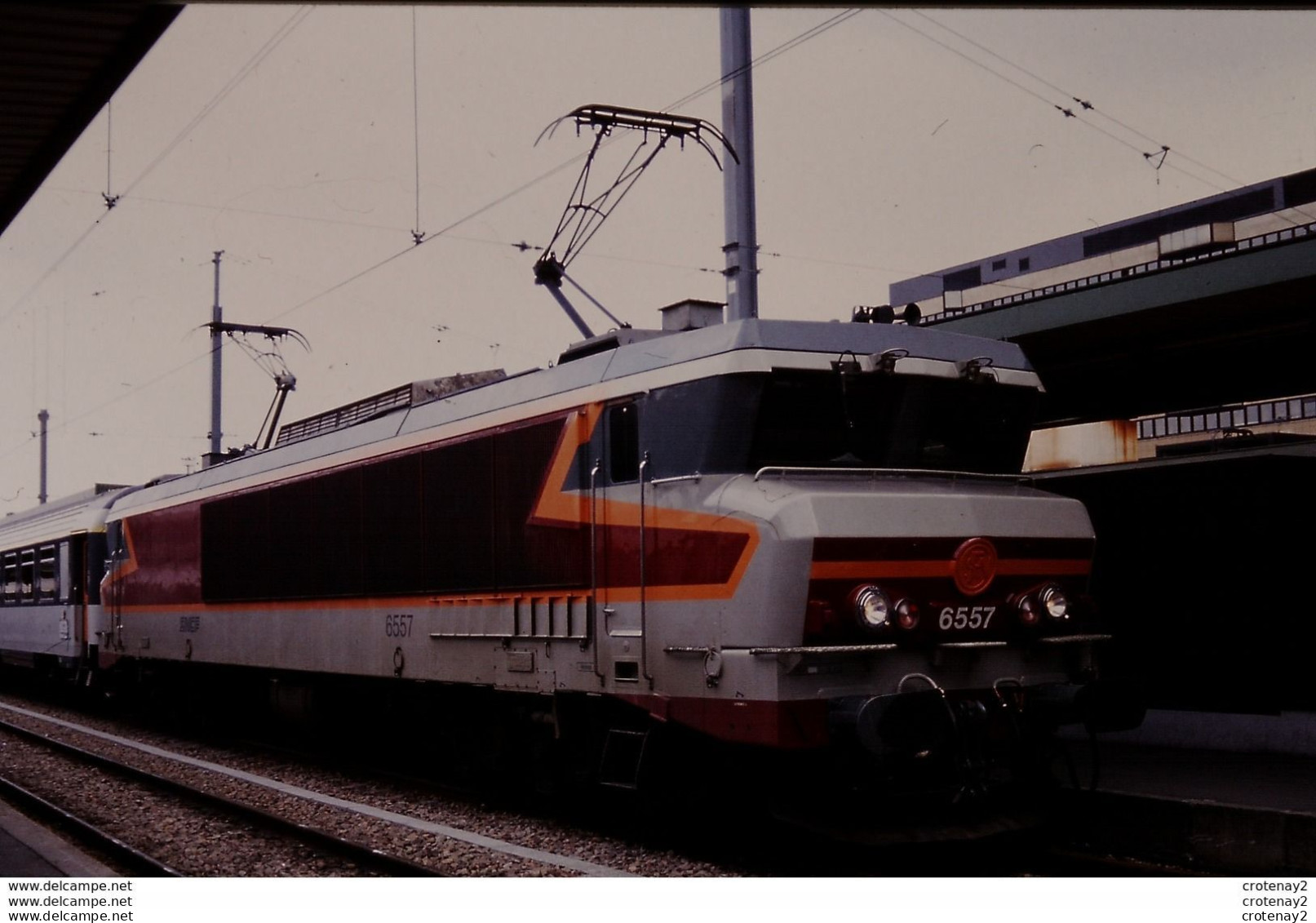 Photo Diapo Diapositive Slide TRAIN Wagon Locomotive Electrique SNCF 6557 Le 15/03/1996 VOIR ZOOM - Diapositives