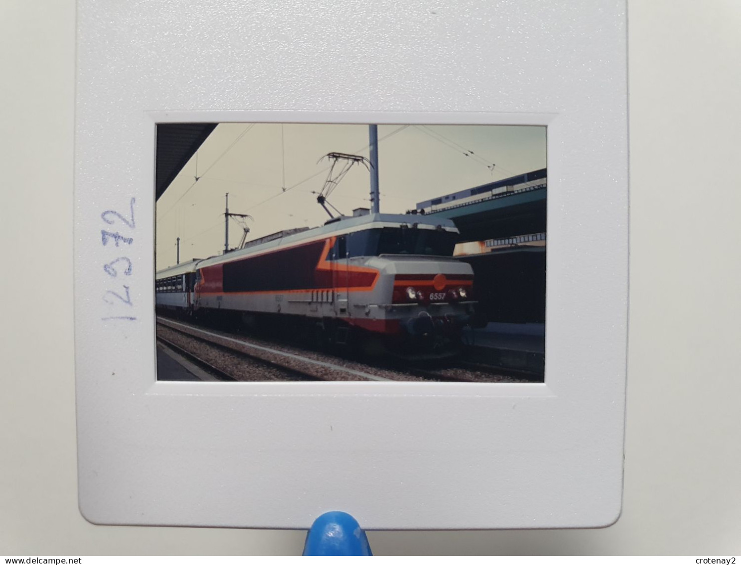 Photo Diapo Diapositive Slide TRAIN Wagon Locomotive Electrique SNCF 6557 Le 15/03/1996 VOIR ZOOM - Diapositives