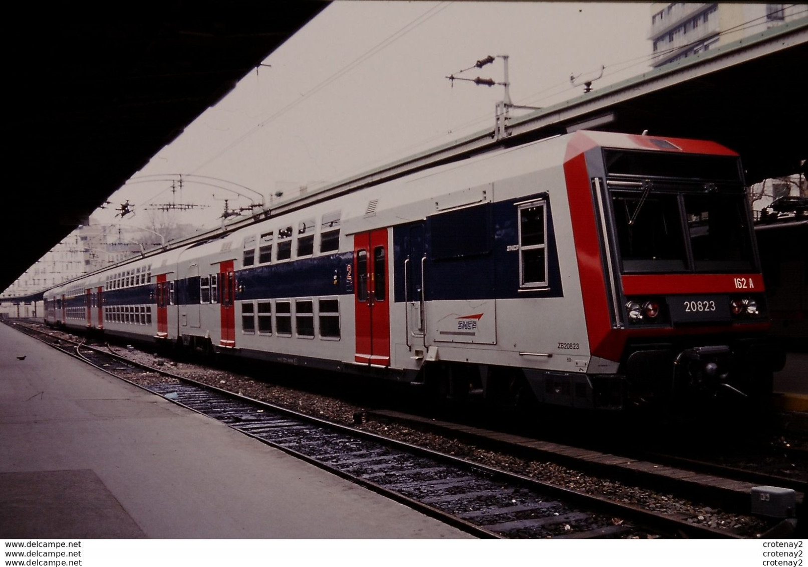 Photo Diapo Diapositive Slide TRAIN Wagon Rame Banlieue SNCF Z2N 20823 Gare De L'EST Le 25/03/1996 VOIR ZOOM - Diapositives