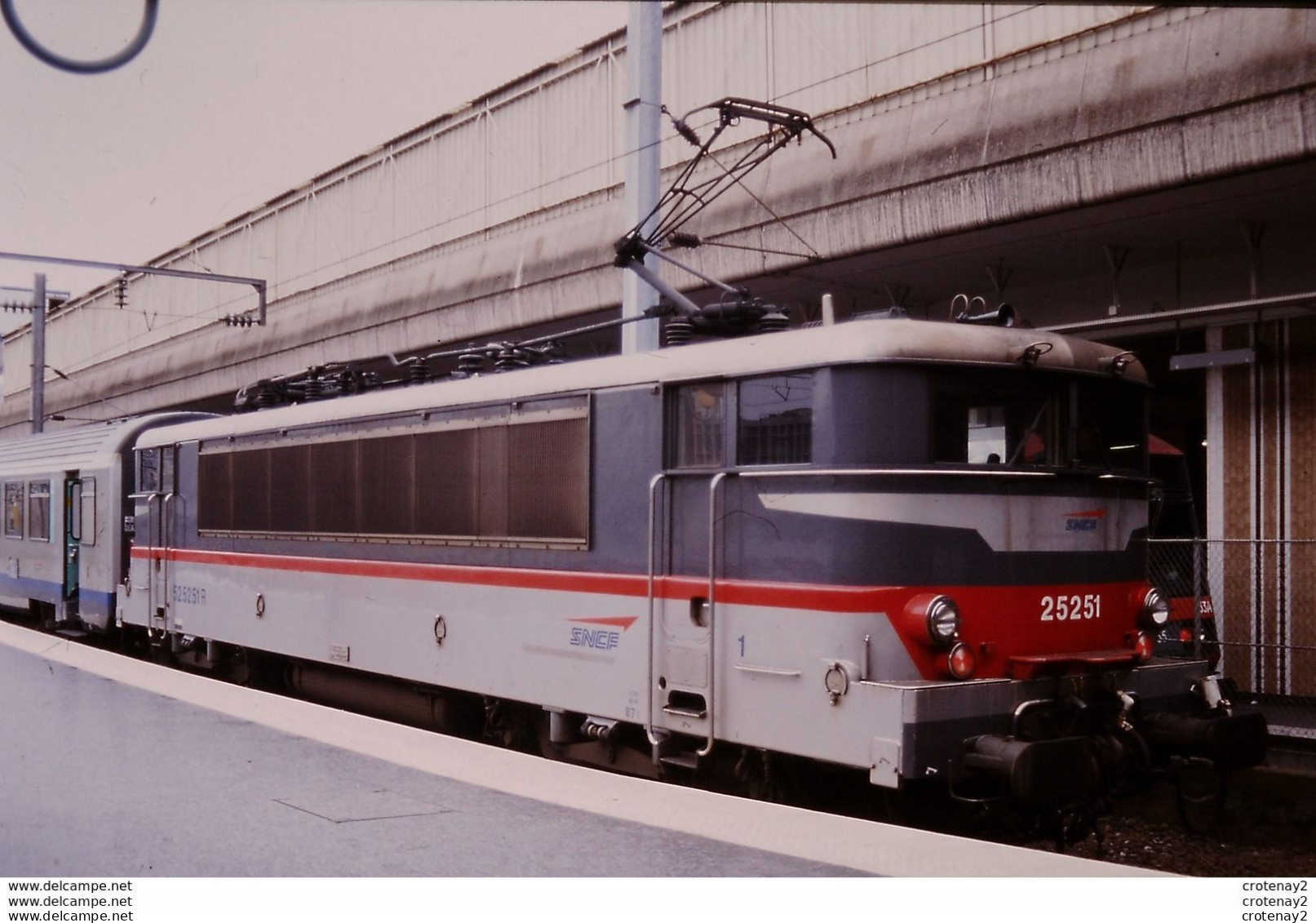 Photo Diapo Diapositive Slide TRAIN Wagon Locomotive Electrique SNCF BB 25251 Et Sa Rame Le 13/07/2001 VOIR ZOOM - Diapositives