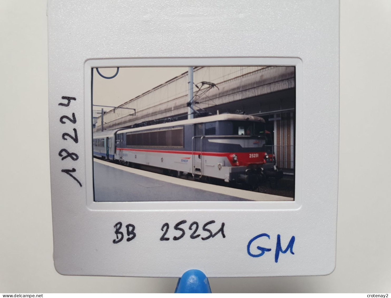 Photo Diapo Diapositive Slide TRAIN Wagon Locomotive Electrique SNCF BB 25251 Et Sa Rame Le 13/07/2001 VOIR ZOOM - Diapositives