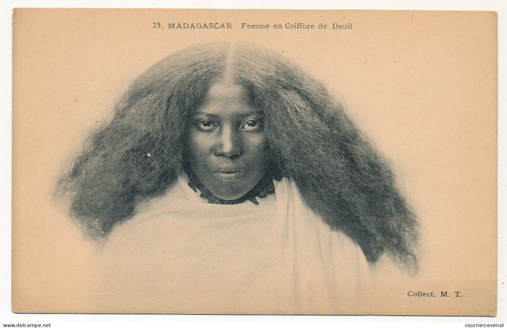 CPA - MADAGASCAR - Femme En Coiffure De Deuil - Madagascar