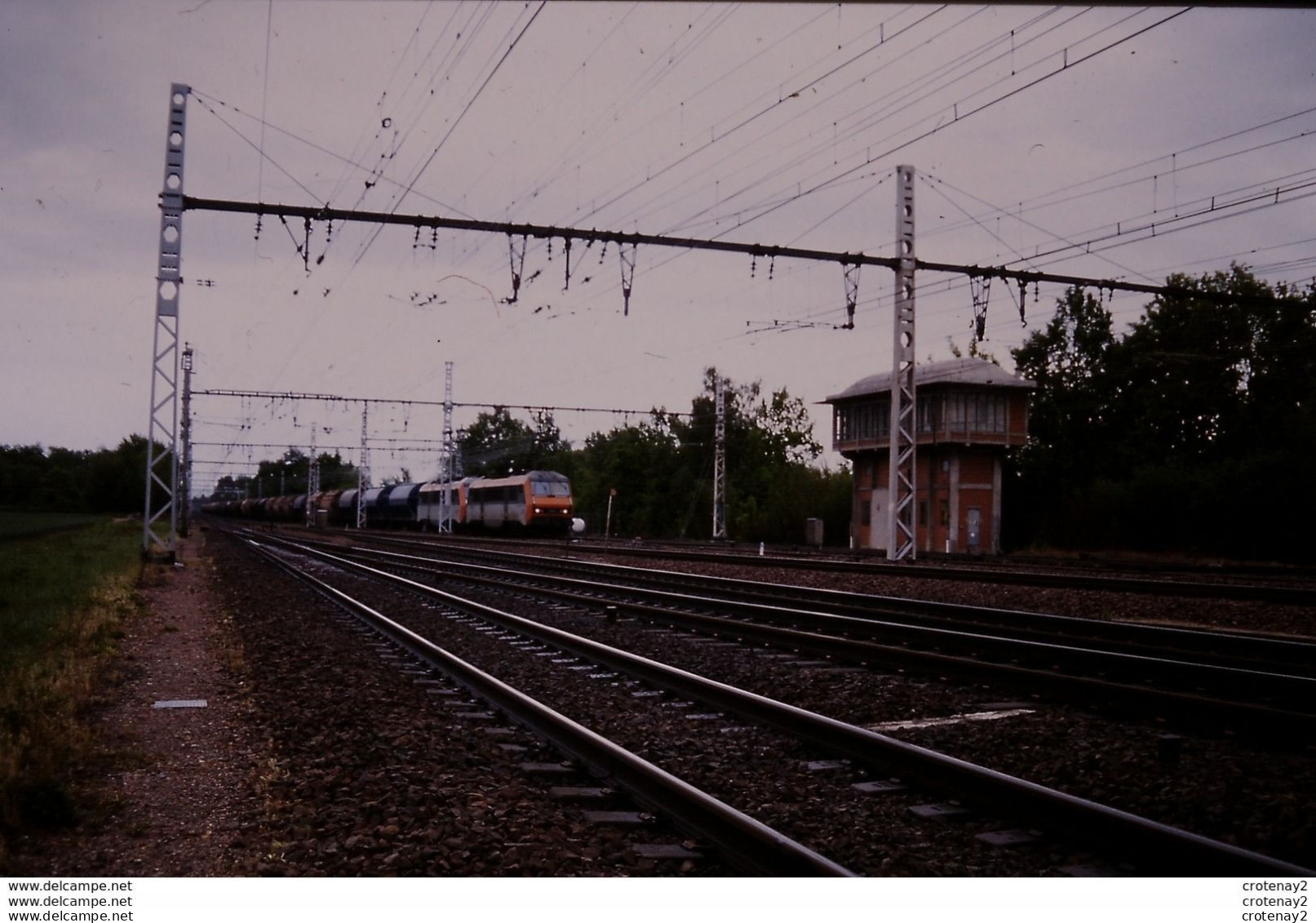 Photo Diapo Diapositive Slide TRAIN Wagon Sybic Vers Poste D'Aiguillage KM 186 Ligne Paris Marseille En 2001 VOIR ZOOM - Diapositive