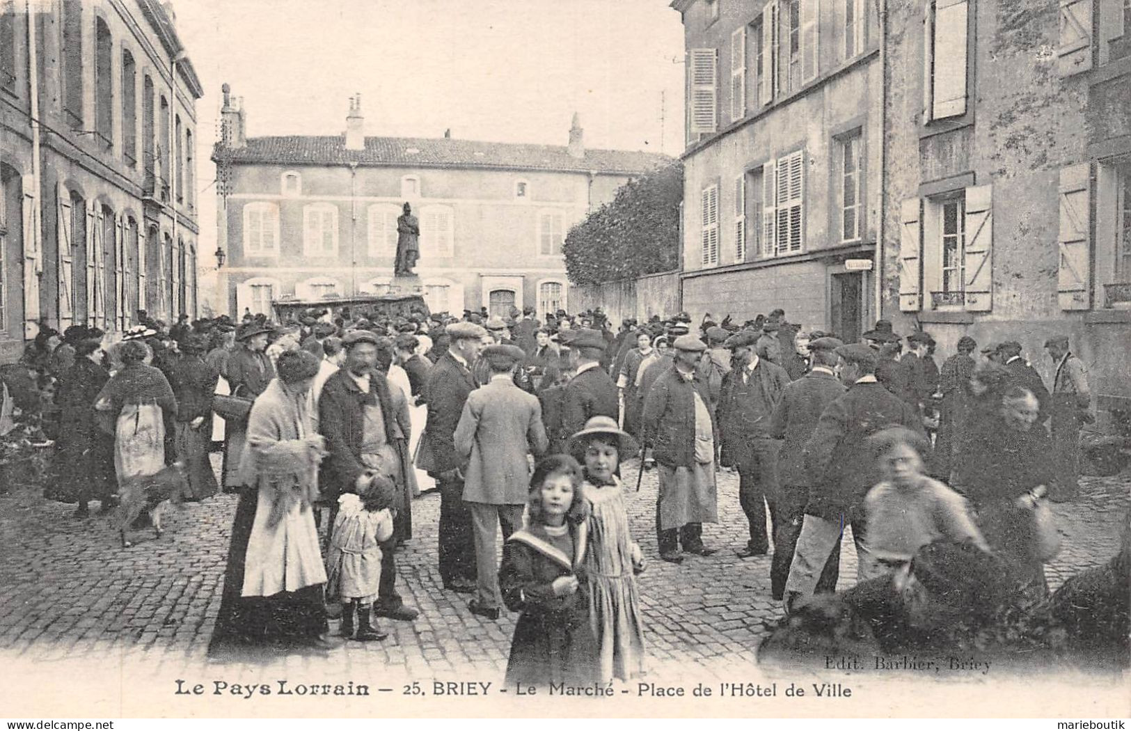 Briey – Le Marché – Place De L'Hôtel De Ville - Briey