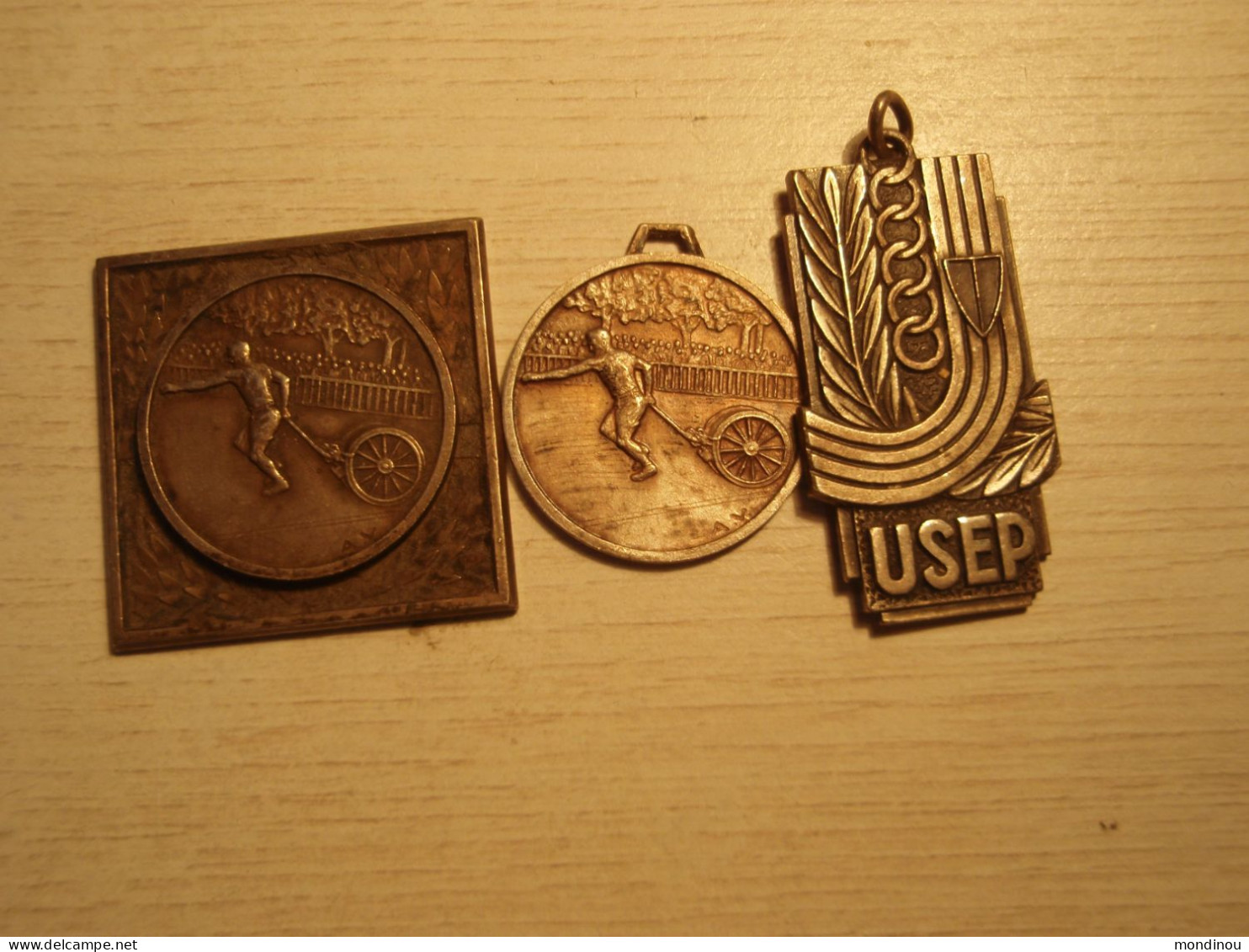 2 Petites Plaques En Métal Parcours Sportif Du Sapeur-pompier & USEP Ligue Française De L'Enseignement - Métal - - Firemen